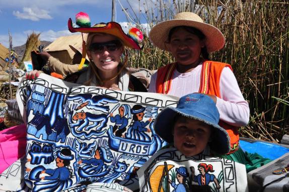 Fazendo compras e vestida a carater na Ilha San Miguel, uma das mais de cem Islas Flotantes do lago Titicaca, perto de Puno, no Peru